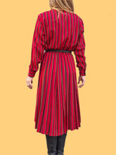 Charger l'image dans la galerie, Robe vintage Denise - Plissée à rayures rouges. Taille S, 36, 38. Gérard Pasquier. Made in France