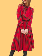 Charger l'image dans la galerie, Robe vintage Denise - Plissée à rayures rouges. Taille S, 36, 38. Gérard Pasquier. Made in France