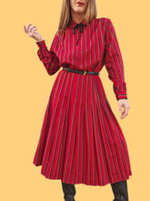 Charger l'image dans la galerie, Robe vintage Denise - Plissée à rayures rouges. Taille S, 36, 38. Gérard Pasquier. Made in France
