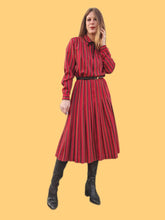 Charger l'image dans la galerie, Robe vintage Denise - Plissée à rayures rouges. Taille S, 36, 38. Gérard Pasquier. Made in France