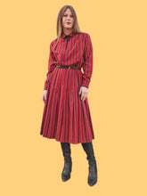 Charger l'image dans la galerie, Robe vintage Denise - Plissée à rayures rouges. Taille S, 36, 38. Gérard Pasquier. Made in France