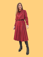 Charger l'image dans la galerie, Robe vintage Denise - Plissée à rayures rouges. Taille S, 36, 38. Gérard Pasquier. Made in France