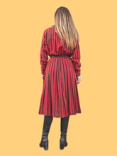 Charger l'image dans la galerie, Robe vintage Denise - Plissée à rayures rouges. Taille S, 36, 38. Gérard Pasquier. Made in France