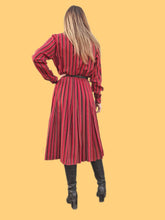 Charger l'image dans la galerie, Robe vintage Denise - Plissée à rayures rouges. Taille S, 36, 38. Gérard Pasquier. Made in France
