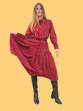 Charger l'image dans la galerie, Robe vintage Denise - Plissée à rayures rouges. Taille S, 36, 38. Gérard Pasquier. Made in France