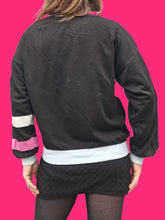 Charger l'image dans la galerie, Sweat vintage Emmy - Col asymétrique et bandes contrastantes. Taille M, 38, 40. Trévois. Made in France