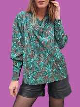 Charger l'image dans la galerie, Blouse vintage Olivia - Feuillages irisés, col bénitier. Taille XL, 42, 44. Made in France.