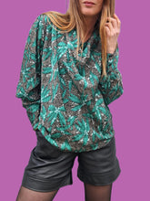 Charger l'image dans la galerie, Blouse vintage Olivia - Feuillages irisés, col bénitier. Taille XL, 42, 44. Made in France.