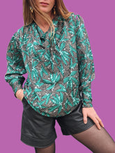 Charger l'image dans la galerie, Blouse vintage Olivia - Feuillages irisés, col bénitier. Taille XL, 42, 44. Made in France.