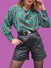 Charger l'image dans la galerie, Blouse vintage Olivia - Feuillages irisés, col bénitier. Taille XL, 42, 44. Made in France.