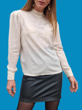 Charger l'image dans la galerie, Blouse vintage Priscillia - Soie nude. Broderies et boutonnage au dos. Taille S, 36, 38. Made in China