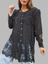Charger l'image dans la galerie, Chemisier 'Seconde' Amandine - Voile noir et dentelle ajourée. Taille XL, 42, 44.