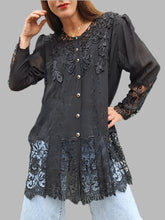 Charger l'image dans la galerie, Chemisier 'Seconde' Amandine - Voile noir et dentelle ajourée. Taille XL, 42, 44.