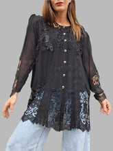 Charger l'image dans la galerie, Chemisier 'Seconde' Amandine - Voile noir et dentelle ajourée. Taille XL, 42, 44.
