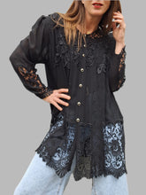 Charger l'image dans la galerie, Chemisier 'Seconde' Amandine - Voile noir et dentelle ajourée. Taille XL, 42, 44.