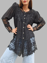 Charger l'image dans la galerie, Chemisier 'Seconde' Amandine - Voile noir et dentelle ajourée. Taille XL, 42, 44.
