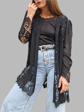 Charger l'image dans la galerie, Chemisier 'Seconde' Amandine - Voile noir et dentelle ajourée. Taille XL, 42, 44.