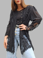 Charger l'image dans la galerie, Chemisier 'Seconde' Amandine - Voile noir et dentelle ajourée. Taille XL, 42, 44.