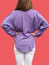 Charger l'image dans la galerie, Chemisier vintage Léanna - Violet, plissé, chauve souris. Taille M, 38, 40. Made in France.