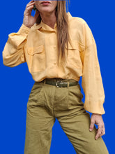 Charger l'image dans la galerie, Chemisier vintage Charline - Soie jaune à poches. Taille XL, 42, 44. La Soie.