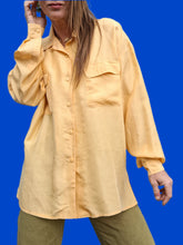 Charger l'image dans la galerie, Chemisier vintage Charline - Soie jaune à poches. Taille XL, 42, 44. La Soie.