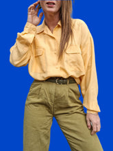 Charger l'image dans la galerie, Chemisier vintage Charline - Soie jaune à poches. Taille XL, 42, 44. La Soie.