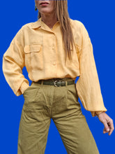 Charger l'image dans la galerie, Chemisier vintage Charline - Soie jaune à poches. Taille XL, 42, 44. La Soie.