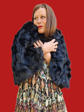 Charger l'image dans la galerie, Cape vintage Göndul - Fourrure animale noire. Viking, guerrière Walkyrie. Taille unique