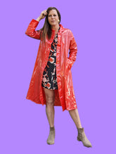 Charger l'image dans la galerie, Imperméable vintage Angèle - En PVC saumon. Taille S, 36, 38. Miss Helen. Made in Hong Kong