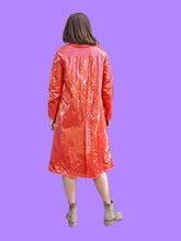 Charger l'image dans la galerie, Imperméable vintage Angèle - En PVC saumon. Taille S, 36, 38. Miss Helen. Made in Hong Kong