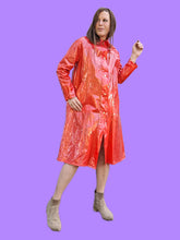 Charger l'image dans la galerie, Imperméable vintage Angèle - En PVC saumon. Taille S, 36, 38. Miss Helen. Made in Hong Kong
