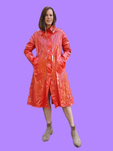 Charger l'image dans la galerie, Imperméable vintage Angèle - En PVC saumon. Taille S, 36, 38. Miss Helen. Made in Hong Kong