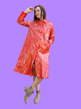 Charger l'image dans la galerie, Imperméable vintage Angèle - En PVC saumon. Taille S, 36, 38. Miss Helen. Made in Hong Kong