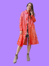 Charger l'image dans la galerie, Imperméable vintage Angèle - En PVC saumon. Taille S, 36, 38. Miss Helen. Made in Hong Kong