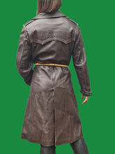 Charger l'image dans la galerie, Trench-Coat vintage Philippa - Cuir marron à fermeture croisée M, 38, 40.