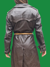 Charger l'image dans la galerie, Trench-Coat vintage Philippa - Cuir marron à fermeture croisée M, 38, 40.