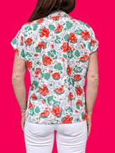 Charger l'image dans la galerie, Chemisier vintage Ombline - Fleuri à fermeture croisée. Taille M, 38, 40. Brigitte Saget. Made in France