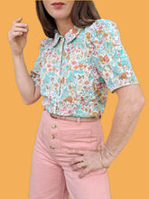 Charger l'image dans la galerie, Chemisier vintage Edwige - Fleurs pastels sur fond blanc. Taille S, 36, 38. Devernois.