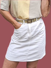 Charger l'image dans la galerie, Mini Jupe vintage Caroline - En jean blanc. Taille S, 36, 38. Made in France.