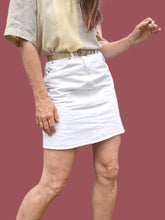 Charger l'image dans la galerie, Mini Jupe vintage Caroline - En jean blanc. Taille S, 36, 38. Made in France.