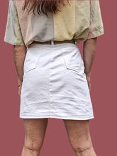 Charger l'image dans la galerie, Mini Jupe vintage Caroline - En jean blanc. Taille S, 36, 38. Made in France.
