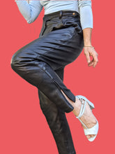 Charger l'image dans la galerie, Pantalon vintage Elyse - Cuir noir. Taille L, 40, 42. Pap'Kik Paris. Made in France