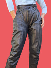 Charger l'image dans la galerie, Pantalon vintage Elyse - Cuir noir. Taille L, 40, 42. Pap'Kik Paris. Made in France