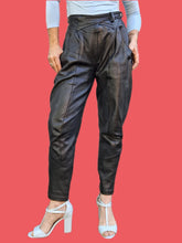 Charger l'image dans la galerie, Pantalon vintage Elyse - Cuir noir. Taille L, 40, 42. Pap'Kik Paris. Made in France