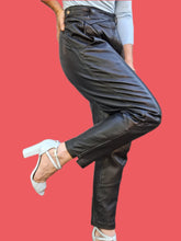 Charger l'image dans la galerie, Pantalon vintage Elyse - Cuir noir. Taille L, 40, 42. Pap'Kik Paris. Made in France