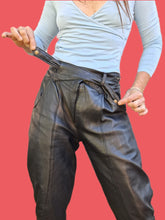Charger l'image dans la galerie, Pantalon vintage Elyse - Cuir noir. Taille L, 40, 42. Pap'Kik Paris. Made in France