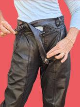 Charger l'image dans la galerie, Pantalon vintage Elyse - Cuir noir. Taille L, 40, 42. Pap'Kik Paris. Made in France