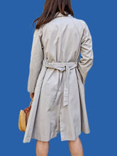 Charger l'image dans la galerie, Trench-Coat vintage Anna - Bleu glacier. Taille M, 38, 40. P Poucquet. Diolen