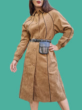 Charger l'image dans la galerie, Trench-Coat vintage Laëtitia - En alcantara marron. Taille M, 38, 40. Tricosa Paris. Made in France.