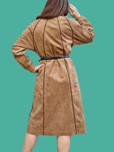 Charger l'image dans la galerie, Trench-Coat vintage Laëtitia - En alcantara marron. Taille M, 38, 40. Tricosa Paris. Made in France.